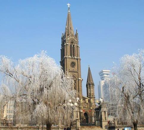 长春莲花山滑雪场“机器狗”上岗