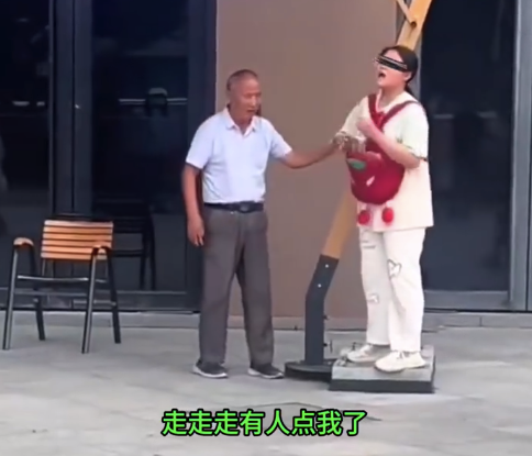 女孩因被大爺碰到胳膊情緒崩潰 網(wǎng)友：70多歲的大爺也不好使，惹不起就是惹不起