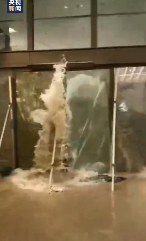 香港海洋公园近邻一酒店被海水冲入