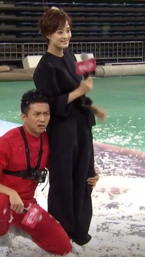 鄧超假裝“親一口”逗笑孫儷 恩愛如初撒狗糧