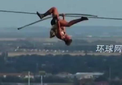 法国女子在91米高空无保护走钢丝,途中还进行倒立劈叉,惊呆观众
