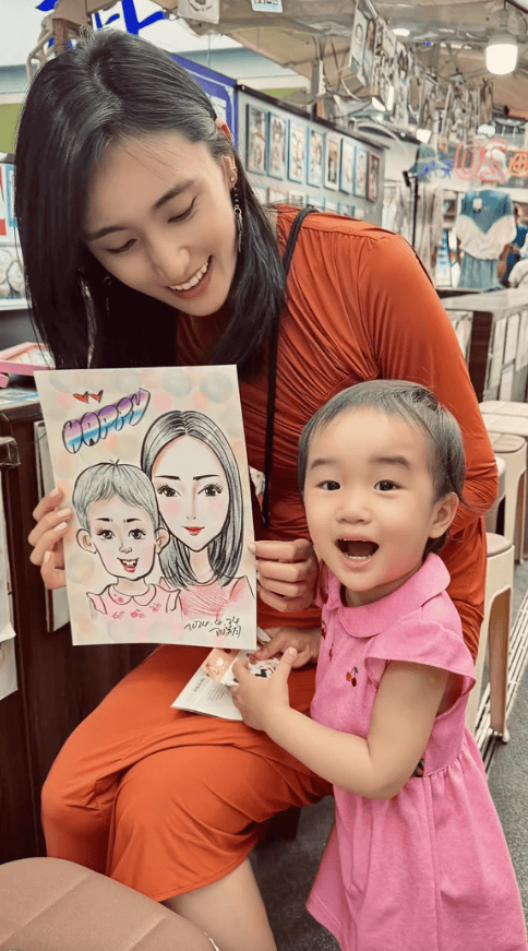 海哈金喜替李亚鹏尽孝，带80岁婆婆度假，婆媳俩喝酒吃串玩尽兴