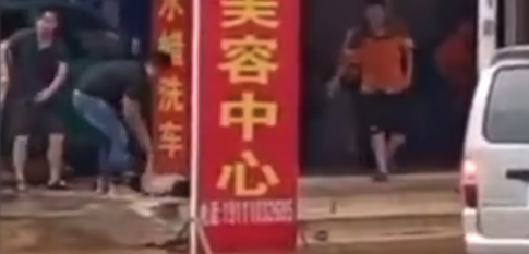路灯漏电致趟水男孩昏迷 市民用铁铲拉上岸人工呼吸救醒