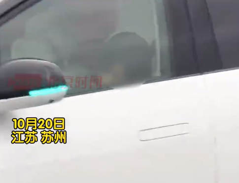 司机高速上睡觉全程开智驾 当事人回应按喇叭叫醒