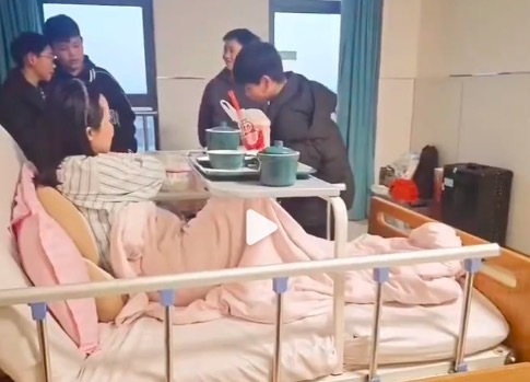 老师生娃班里四个男生探望 网友：成绩永远不是衡量一个人的标准