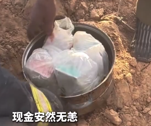 消防员火场找出藏有10万现款的电饭锅 