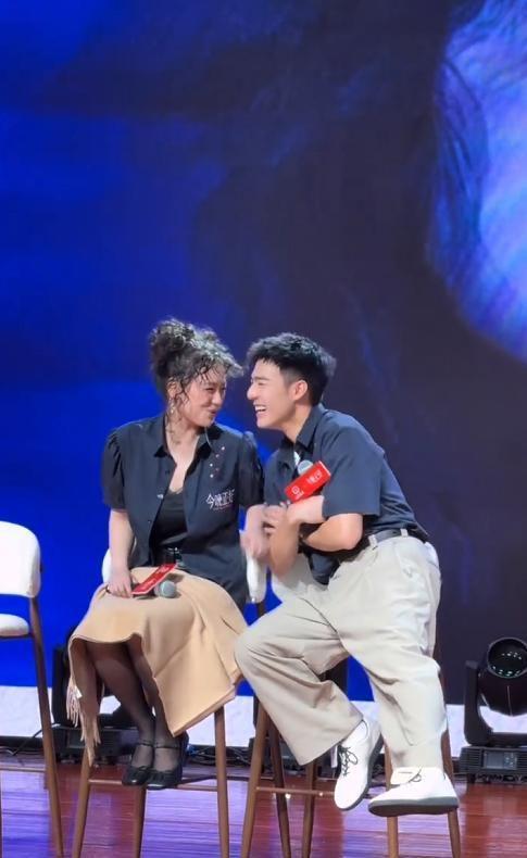 马思纯抹胸黑长裙造型 引发广泛讨论