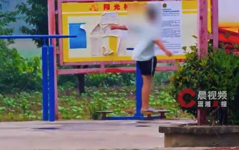 小孩哥在健身器材上转圈久转不晕 网友:是飞行员的好苗子