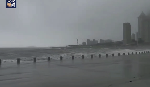 注意安全!大连沿岸出现巨浪 地砖被冲起掀翻