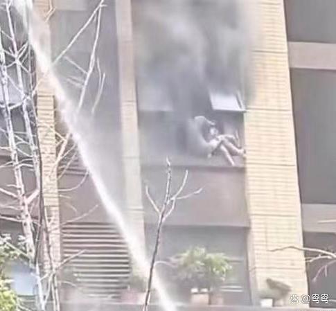 连云港消防:从接警到破门共10分钟