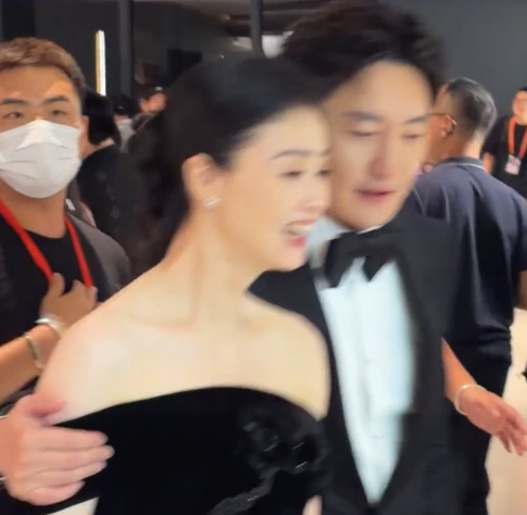 金鹰节结束后郭京飞揽着蒋欣一起下班