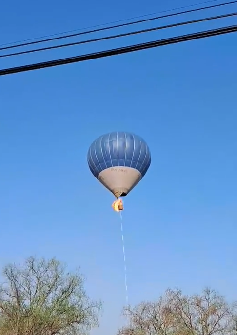 墨西哥一热气球空中起火坠毁致2死3伤 有人从吊篮中跳出