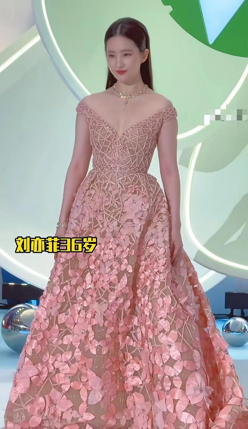 刘亦菲玫瑰鎏金造型闪耀红毯：绝美仙子惊艳全场
