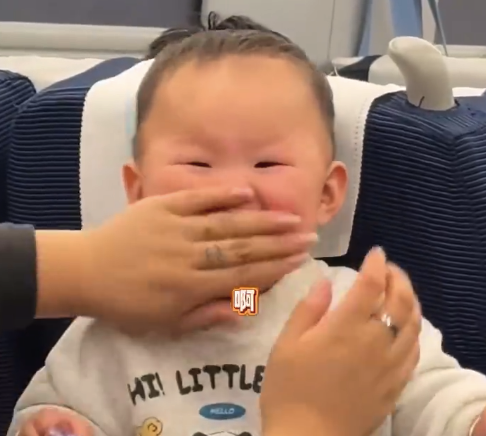 萌娃高铁飙高音被亲妈手动闭麦 被网友称赞“妈妈有素质”