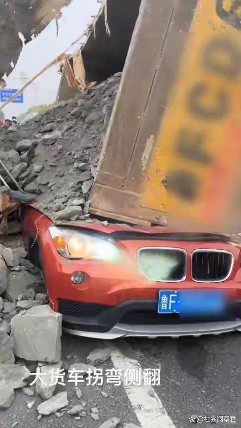 山东烟台渣土车侧翻压轿车 生死瞬间路人齐救援