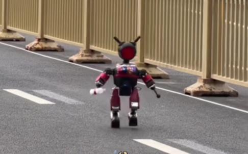 跑者第一视角狂追机器人直呼太快了 人机共跑趣事多