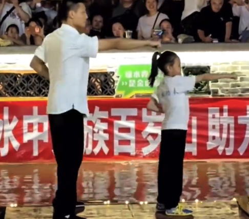 爸爸带9岁女儿在龙船上打功夫 上演高难度“朝天蹬”
