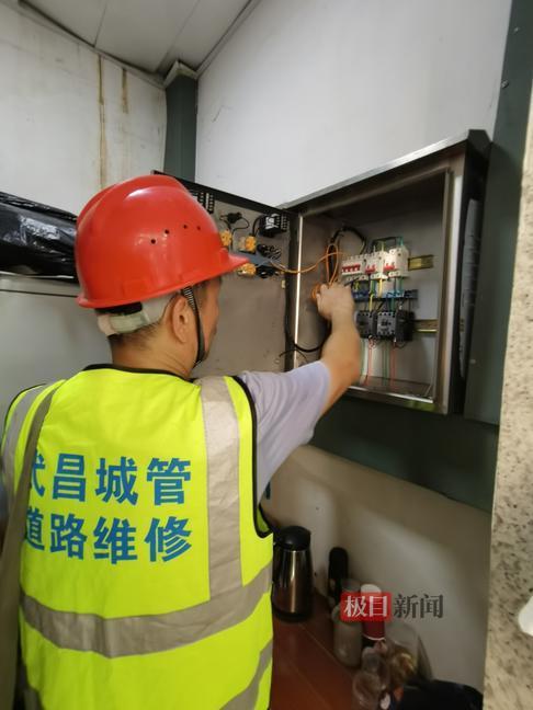 记者跟随武昌城管巡查地下通道 备战台风“巴威”保畅通