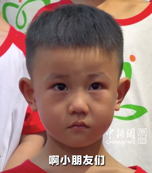 小男孩听食堂伯伯发言一边笑一边含泪 网友:谁说小朋友无忧无虑呢,小朋友也知道离别