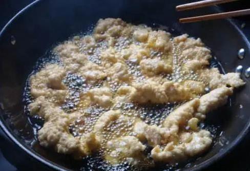 炸酥肉别用水调糊，加这一物，外酥里嫩更好吃？
