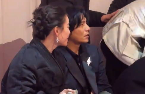 陈坤倪妮张婧仪同框亮相：台下热聊氛围融洽