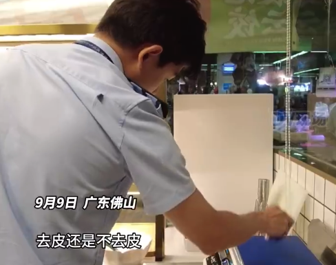 女子质疑熟食店带盒称重多收钱 带盒称重档主称不要盒不行