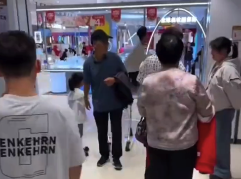 男孩因不给买新手机在商场撒泼引围观