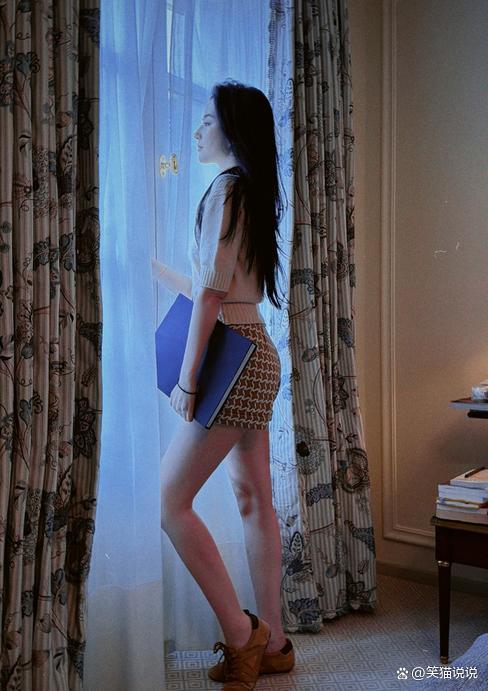 刘亦菲ins更新巴黎照 展现优雅休闲风