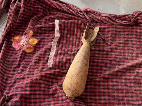 村民挖土豆挖到炮弹一路抱到派出所 胆大勿仿