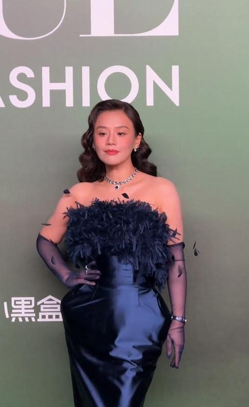 马思纯抹胸黑长裙造型 引发广泛讨论