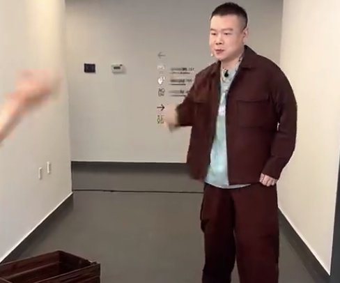 岳云鹏儿童节灵珠空降上海了：上次过儿童节是30年前 