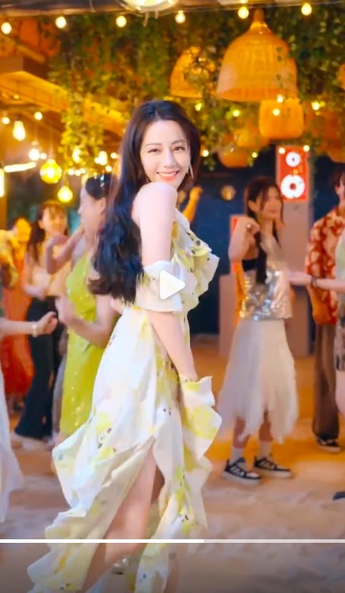 迪丽热巴女王变女孩太有人命力了