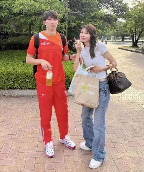 吴艳妮日本同行秀恩爱晒婚戒照 她是现任亚洲一姐网友赞她史上最美 回顾突破一年感恩支持