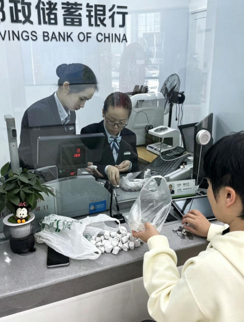 暖心服务解民忧  邮储银行宜昌市万达广场支行兑换千枚硬币