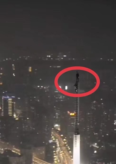 广州2男子爬上360米高楼塔尖？假的 网友：很好，成功骗到了我