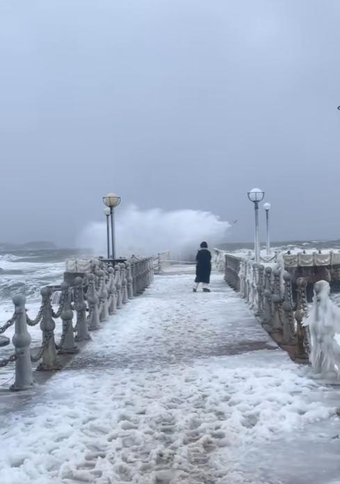 雪后的山東威海成“寧古塔” 冰雪奇景引發(fā)網(wǎng)絡(luò)熱潮