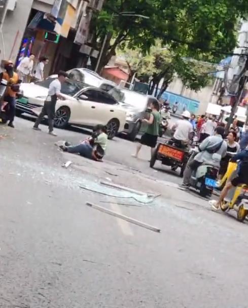 媽媽騎車(chē)載女兒路過(guò)孩子被玻璃窗砸中 高空墜物致傷引關(guān)注