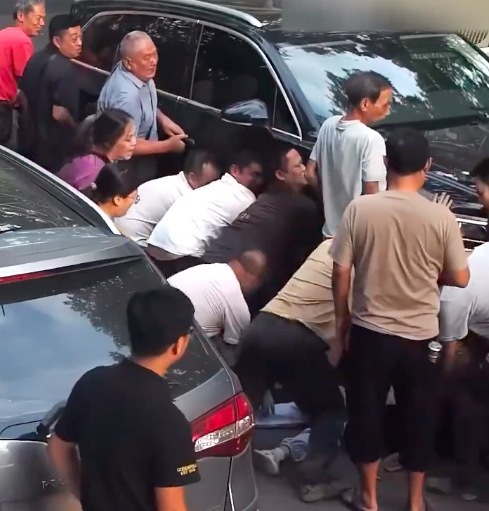 女童過馬路時(shí)被壓車底 路人瞬間集結(jié)抬車救人