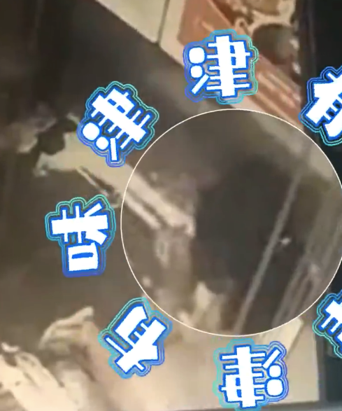 女孩被困电梯淡定吃辣条！温馨提示