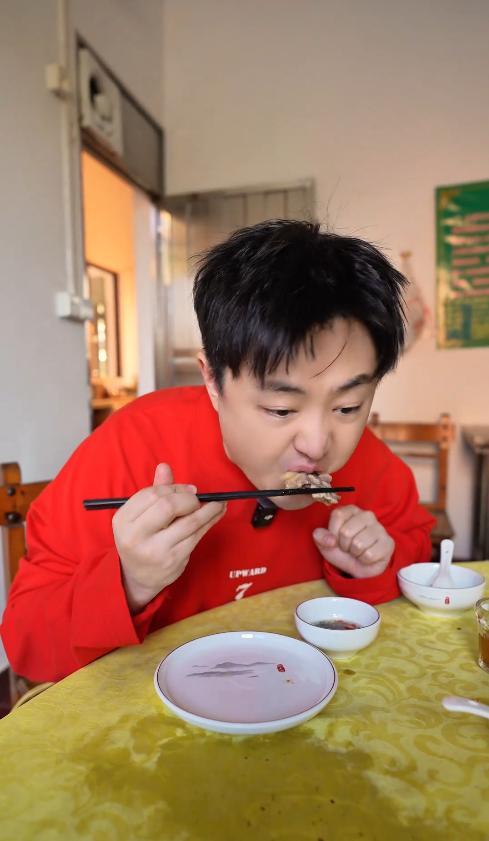 情侣莫氏鸡煲吃完饭花了七小时 小店爆火老板愁