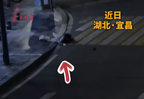 女孩栽倒在路边一群阿姨飞奔赶来 