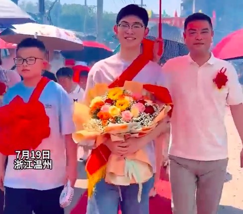 浙江一男孩高考705分考入清华,举族庆祝