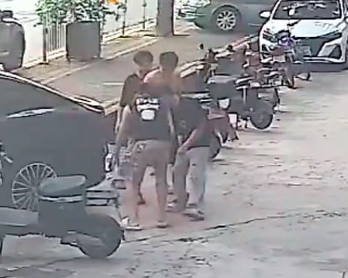 合肥正能量市民又出手了!宝妈低血糖怀中孩子滑落路人冲上去
