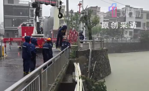 深圳一泄洪口堵塞致水位暴涨 消防化身飞人抢险