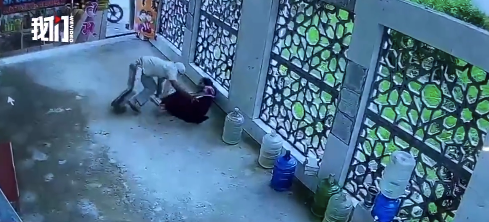 一蒙面男子入校刺死一名女老师，有人试图阻止被逼退，印度警方仍在追捕