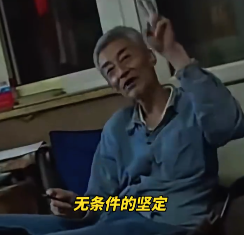 小伙送独居老人回家被满墙红色印记震惊