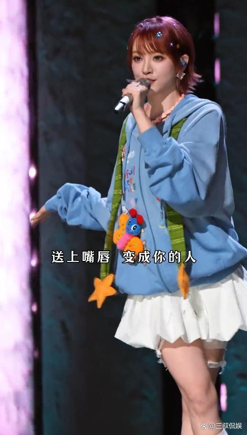姚安娜黄灿灿活动同框 气场差距明显