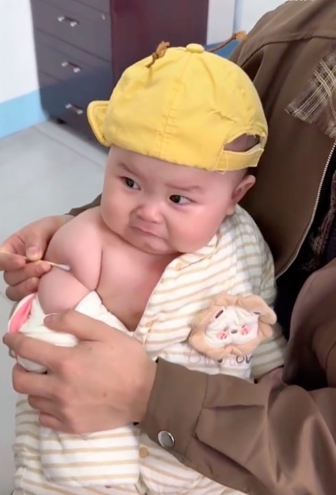 小孩打针反差萌 外网播放破两千万 