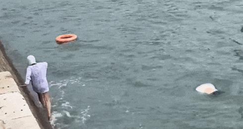 青島阿姨棧橋海邊跳海救游客