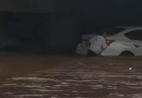 女子擔心車被沖走用身體苦苦支撐 網(wǎng)友：太危險了